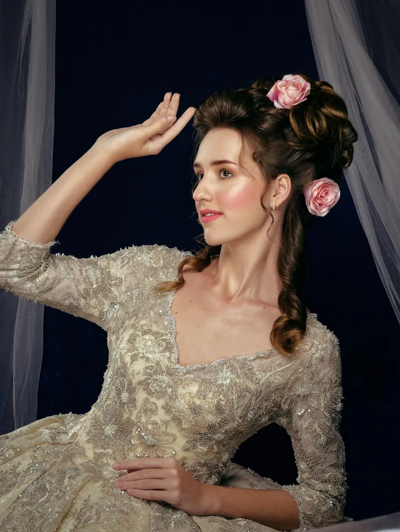 Lisa in a gold embroidered gown with roses in her hair